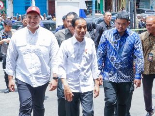 Presiden Joko Widodo bersama Walikota Medan, Bobby Nasution dan Menpora, Dito saat meninjau Pasar Sukaramai, Medan, Sabtu (19/8/2023)