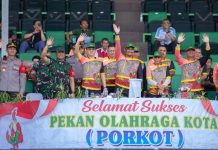 Walikota Medan, Bobby Nasution saat menyambut kontingen kecamatan yang mengikuti Porkot