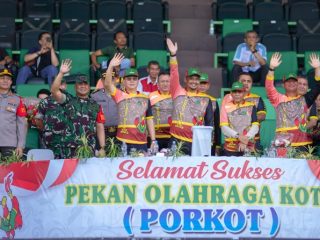 Walikota Medan, Bobby Nasution saat menyambut kontingen kecamatan yang mengikuti Porkot