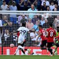 Pemain Tottenham, P Sarr melepaskan tembakan keras ke arah gawang MU dalam lanjutan Liga Inggris 2023/2024, Sabtu (19/8/2023). Dalam laga tersebut MU kalah 0-2 . Foto:Reuters