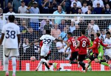 Pemain Tottenham, P Sarr melepaskan tembakan keras ke arah gawang MU dalam lanjutan Liga Inggris 2023/2024, Sabtu (19/8/2023). Dalam laga tersebut MU kalah 0-2 . Foto:Reuters
