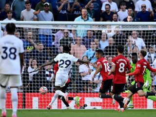 Pemain Tottenham, P Sarr melepaskan tembakan keras ke arah gawang MU dalam lanjutan Liga Inggris 2023/2024, Sabtu (19/8/2023). Dalam laga tersebut MU kalah 0-2 . Foto:Reuters