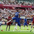 Pemain West Ham, N Aguerd menyundul bola memanfaatkan tendangan sudut J Ward Prowse untuk menjebol gawang Chelsea dalam lanjutan Liga Inggris 2023/2024 di Stadion Olimpiade London, Minggu (20/8/2023). Dalam laga tersebut Chelsea menyerah 1-3.foto:Reuters