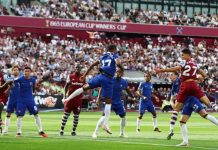 Pemain West Ham, N Aguerd menyundul bola memanfaatkan tendangan sudut J Ward Prowse untuk menjebol gawang Chelsea dalam lanjutan Liga Inggris 2023/2024 di Stadion Olimpiade London, Minggu (20/8/2023). Dalam laga tersebut Chelsea menyerah 1-3.foto:Reuters