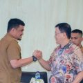 Walikota Medan, Bobby Nasution bersalaman dengan Ketua DPRD Medan, Hasyim saat menghadiri sidang paripurna DPRD Medan, Senin (21/8/2023)