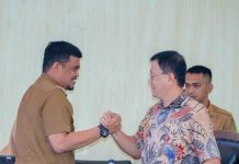 Walikota Medan, Bobby Nasution bersalaman dengan Ketua DPRD Medan, Hasyim saat menghadiri sidang paripurna DPRD Medan, Senin (21/8/2023)
