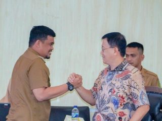 Walikota Medan, Bobby Nasution bersalaman dengan Ketua DPRD Medan, Hasyim saat menghadiri sidang paripurna DPRD Medan, Senin (21/8/2023)