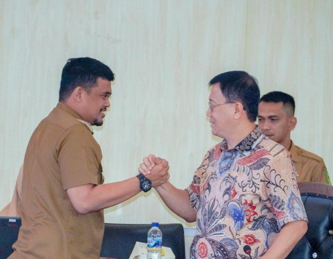 Walikota Medan, Bobby Nasution bersalaman dengan Ketua DPRD Medan, Hasyim saat menghadiri sidang paripurna DPRD Medan, Senin (21/8/2023)