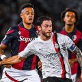 Pemain Bolognan berusaha membayangi pergerakan pemain Milan ketika keduanya bertemu di Stadion Renato Dal'Ara dalam lanjutan Liga Italia 2023/2024, Selasa (22/8/2023). Dalam laga tersebut Milan menang 2-0.Foto:google