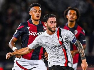 Pemain Bolognan berusaha membayangi pergerakan pemain Milan ketika keduanya bertemu di Stadion Renato Dal'Ara dalam lanjutan Liga Italia 2023/2024, Selasa (22/8/2023). Dalam laga tersebut Milan menang 2-0.Foto:google