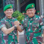Mayjend TNI Achmad Daniel Chadrin bersama melakukan salam komando dengan Mayjend TNI Mochammad Hasan saat sertijab Pangdam I/BB, Rabu (23/8/2023)