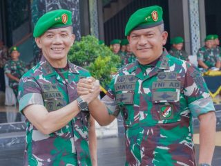Mayjend TNI Achmad Daniel Chadrin bersama melakukan salam komando dengan Mayjend TNI Mochammad Hasan saat sertijab Pangdam I/BB, Rabu (23/8/2023)