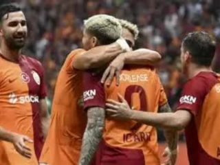 Pemain Galatasaray melakukan selebrasi usai berhasil menjebol gawang Molde di leg pertama palu off Liga Champions, di Stadion Aker, Kamis (24/8/2023). Galatasaray menang 3-2 dalam laga tersebut. Foto:google