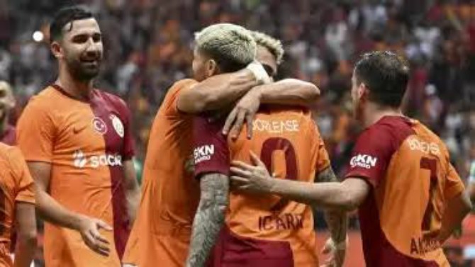 Pemain Galatasaray melakukan selebrasi usai berhasil menjebol gawang Molde di leg pertama palu off Liga Champions, di Stadion Aker, Kamis (24/8/2023). Galatasaray menang 3-2 dalam laga tersebut. Foto:google