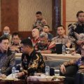 Walikota Medan, Bobby Nasution berbincang dengan Ketua DPRD Medan, Hasyim disela sela Musrenbang perubahan RPJMD Kota Medan, Kamis (24/8/2023)