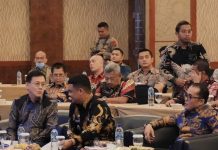 Walikota Medan, Bobby Nasution berbincang dengan Ketua DPRD Medan, Hasyim disela sela Musrenbang perubahan RPJMD Kota Medan, Kamis (24/8/2023)