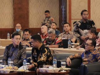 Walikota Medan, Bobby Nasution berbincang dengan Ketua DPRD Medan, Hasyim disela sela Musrenbang perubahan RPJMD Kota Medan, Kamis (24/8/2023)