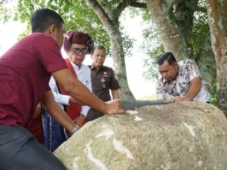 Jaksa Agung Muda Bidang Tindak Pidana Umum (Jampidum) Kejaksaan Agung RI Dr. Fadil Zumhana resmikan Monumen Restorative Justice (RJ) Situs Budaya Toguan Na Godang di Desa Salaon Tonga Tonga, Kecamatan Ronggur Nihuta, Kabupaten Samosir, kemarin.