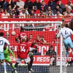 Pemain Nottingham menyundul bola ke arah gawang Manchester United ketika keduanya bertemu di Stadion Old Trafford, Sabtu (26/8/2023). Dalam laga itu MU menang 3-2.Foto:reuters