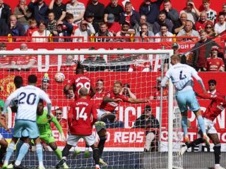 Pemain Nottingham menyundul bola ke arah gawang Manchester United ketika keduanya bertemu di Stadion Old Trafford, Sabtu (26/8/2023). Dalam laga itu MU menang 3-2.Foto:reuters
