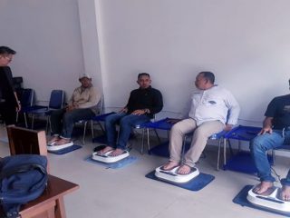 Beberapa warga Kota Medan sedang mencoba terapi pijit kaki