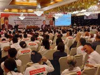 Teriakan `2024 Prabowo Presiden` menggema di acara deklarasi Prbowo Mania 08 Sumut Ribuan massa meneriakkan `2024 Prabowo Presiden` pada acara pelantikan dan deklarasi DPD Prabowo Mania 08 (PM 08) Sumut di Hotel Danau Toba, Medan, Minggu (6/8/2023).