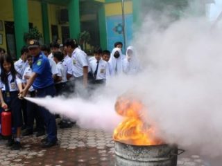 Dinas Damkarmat Kota Medan melakukan sosialisasi dan edukasi pencegahan dan penanggulangan kebakaran di Sekolah Menengah Pertama (SMP) Negeri 7 Kota Medan, kemarin.
