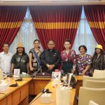 Ketua DPRD Sumut Baskami Ginting menerima audensi Tim Produksi Film Layar Lebar Perik Sidua-dua di Ruang Rapat Ketua DPRD Sumut, Rabu, (30/8/2023).