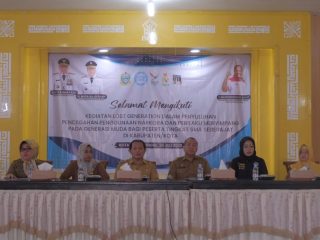Kabid Layanan Kepemudaan dan Kepramukaan Dispora Sumut Fahri Azhari (tiga dari kanan) dan narasumber lainnya saat hadir dalam Penyuluhan Pencegahan Penggunaan Narkoba dan Perilaku Menyimpang 2023 di Tebing Tinggi.(kaldera/HO)