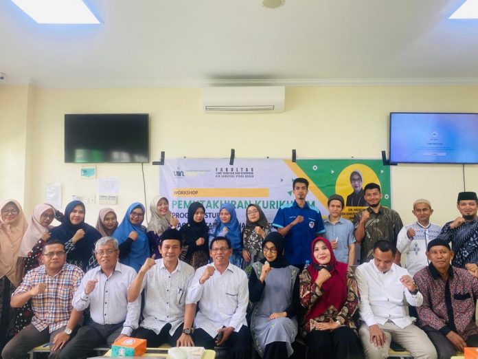 Dekan Fakultas Ilmu Tarbiyah dan Keguruan (FITK) UIN Sumatera Utara Medan, Prof. Dr. Tien Rafida, M.Hum, dan jajaran berfoto bersama dalam Workshop Pemutakhiran Kurikulum Magister TBI, kemarin.(kaldera/HO)