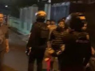 Polrestabes Medan menangkap 7 remaja yang tergabung dalam geng motor di Jalan Karya Dame, Kota Medan. Para remaja itu diamankan saat hendak tawuran dan membawa senjata tajam.