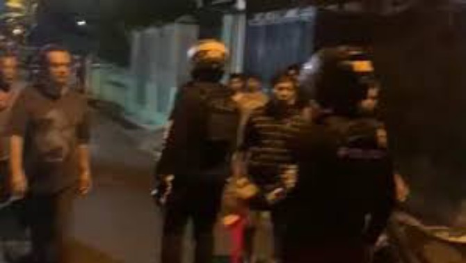 Polrestabes Medan menangkap 7 remaja yang tergabung dalam geng motor di Jalan Karya Dame, Kota Medan. Para remaja itu diamankan saat hendak tawuran dan membawa senjata tajam.