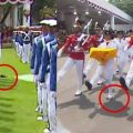 Sebuah insiden kecil terjadi di tengah upacara pengibaran bendera merah putih di Istana Merdeka, Jakarta Pusat, pada Kamis, 17 Agustus 2023. Lilly Indriani Suparman Wenda, Paskibraka yang terpilih sebagai pembawa baki berisi bendera Merah Putih, mengalami copot sepatu saat upacara tengah berlangsung.