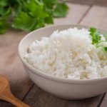 Tentunya tak ada yang mengalahkan nikmatnya nasi putih panas yang baru matang. Bagaimana dengan nasi dingin? Apa manfaat nasi dingin?