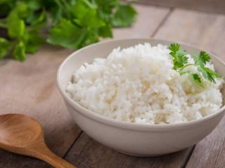 Tentunya tak ada yang mengalahkan nikmatnya nasi putih panas yang baru matang. Bagaimana dengan nasi dingin? Apa manfaat nasi dingin?