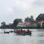 Puluhan nelayan dan masyarakat Batang Arau, Kota Padang, Sumatera Barat (Sumbar), melaksanakan upacara pengibaran bendera Merah Putih di tengah Muara Batang Arau.