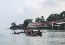Puluhan nelayan dan masyarakat Batang Arau, Kota Padang, Sumatera Barat (Sumbar), melaksanakan upacara pengibaran bendera Merah Putih di tengah Muara Batang Arau.