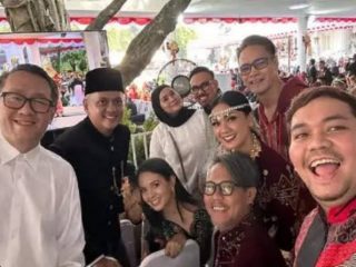 Sederet artis ibu kota mendapat undangan untuk mengikuti upacara HUT RI ke-78 di Istana Merdeka, Jakarta, Kamis, 17 Agustus 2023. Mulai dari Indra Bekti hingga Ayu Dewi kompak memamerkan momen tersebut dan membagikan kesan mereka di media sosial.