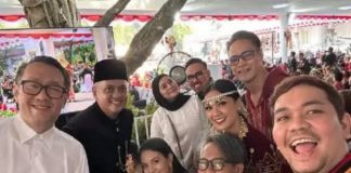 Sederet artis ibu kota mendapat undangan untuk mengikuti upacara HUT RI ke-78 di Istana Merdeka, Jakarta, Kamis, 17 Agustus 2023. Mulai dari Indra Bekti hingga Ayu Dewi kompak memamerkan momen tersebut dan membagikan kesan mereka di media sosial.