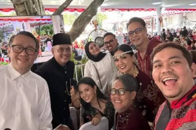Sederet artis ibu kota mendapat undangan untuk mengikuti upacara HUT RI ke-78 di Istana Merdeka, Jakarta, Kamis, 17 Agustus 2023. Mulai dari Indra Bekti hingga Ayu Dewi kompak memamerkan momen tersebut dan membagikan kesan mereka di media sosial.