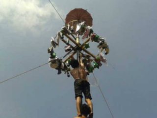 Seorang pria tewas saat mengikuti lomba panjat pinang di Lapangan Bola Tandem Putra Dusun Emplasemen I, Desa Tandem Hulu I, Kecamatan Hamparan Perak, Kabupaten Deli Serdang, Sumatera Utara.