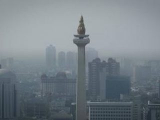 Jakarta pada Selasa (22/8) siang pukul 12.20 WIB menempati peringkat ketiga sebagai kota dengan kualitas udara terburuk di dunia versi IQAir.