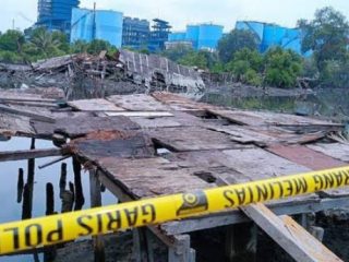 Sejumlah pria yang diduga membawa senjata api merusak empat rumah warga di Lorong Sawita, Kelurahan Bagan Deli, Kecamatan Medan Belawan, Kota Medan. Polisi turun tangan menyelidiki kasus itu.