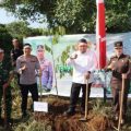 Kepala Kepolisian Resor Tapanuli Selatan (Polres Tapsel) AKBP Imam Zamroni S.I.K MH, dan Forkopimda kompak melakukan penanaman seribuan pohon serentak khusus di wilayah hukum Polres Tapsel.