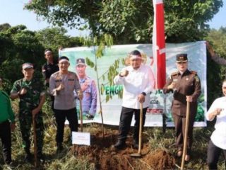 Kepala Kepolisian Resor Tapanuli Selatan (Polres Tapsel) AKBP Imam Zamroni S.I.K MH, dan Forkopimda kompak melakukan penanaman seribuan pohon serentak khusus di wilayah hukum Polres Tapsel.