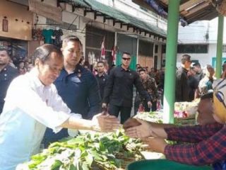 Presiden Joko Widodo (Jokowi) mengunjungi Pasar Brahrang di Binjai, Sumatera Utara. Para pedagang mengaku senang mendapat bantuan langsung tunai (BLT) dari Jokowi.