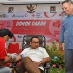 Salah seorang pendonor mendonorkan darahnya di kegiatan donor darah Inalum