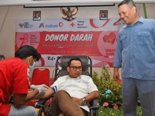 Salah seorang pendonor mendonorkan darahnya di kegiatan donor darah Inalum