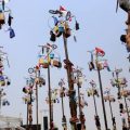 Perlombaan panjat pinang pasti tak pernah absen dalam acara menyambut hari kemerdekaan Indonesia. Hampir di seluruh penjuru Tanah Air mengadakan lomba ini, mulai dari kota hingga pelosok desa.