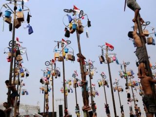 Perlombaan panjat pinang pasti tak pernah absen dalam acara menyambut hari kemerdekaan Indonesia. Hampir di seluruh penjuru Tanah Air mengadakan lomba ini, mulai dari kota hingga pelosok desa.
